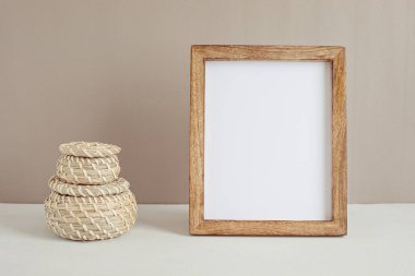 Organik renk durağanı ve çerçeve ile biçimlendirilmiş minimal masaüstü modeli. Serbest çalışan, sosyal medya blogcusu konsepti. Ön görünüm, Model yap, boşluğu kopyala.