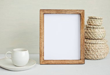 Organik renkli durağan, kahve fincanı, çerçeve ile biçimlendirilmiş minimal masaüstü modeli. Serbest çalışan, sosyal medya blogcusu konsepti. Model yap, boşluğu kopyala.