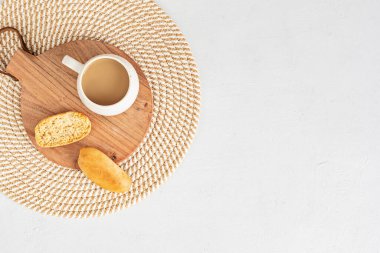 Kahve fincanı ve krakerlerle en az masaüstü modelini yaptım. Kahvaltı, serbest çalışan, sosyal medya blogcusu konsepti. Düz konum, üst görünüm, kopyalama alanı.