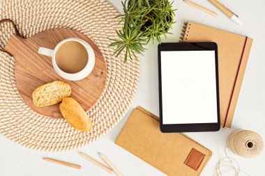 Organik renkli durağan, kahve fincanı ve not defteri ile biçimlendirilmiş minimal masaüstü modeli. Serbest çalışan, sosyal medya blogcusu konsepti. Düz konum, üst görünüm, kopyalama alanı.