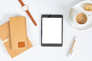 Organik renkli durağan, kahve fincanı ve not defteri ile biçimlendirilmiş minimal masaüstü modeli. Serbest çalışan, sosyal medya blogcusu konsepti. Düz konum, üst görünüm, kopyalama alanı.