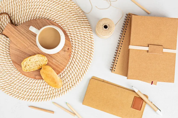 Elegante Maqueta Escritorio Mínimo Con Color Orgánico Estacionario Taza Café — Foto de Stock