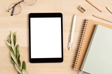 Organik renk durağanı, dijital tablet ve not defteri ile biçimlendirilmiş minimal masaüstü modeli. Serbest çalışan, sosyal medya blogcusu konsepti. Düz konum, üst görünüm, kopyalama alanı.