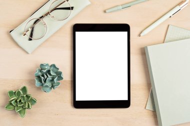 Organik renkli durağan, kahve fincanı ve not defteri ile biçimlendirilmiş minimal masaüstü modeli. Serbest çalışan, sosyal medya blogcusu konsepti. Düz konum, üst görünüm, kopyalama alanı.