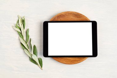 Tablet ve mutfak gereçleri maket yapıyor. İnternette tarif uygulaması, aşçılık dersleri şablonu. Üst görünüm, alanı kopyala