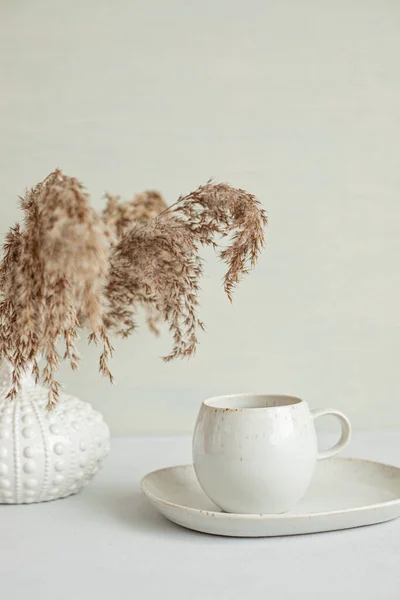Стилизованный Макет Стола Органическим Цветом Чашки Кофе Вазы Сушеными Травами — стоковое фото