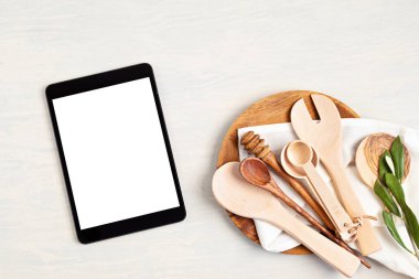 Tablet ve mutfak gereçleri maket yapıyor. İnternette tarif uygulaması, aşçılık dersleri şablonu. Üst görünüm, alanı kopyala