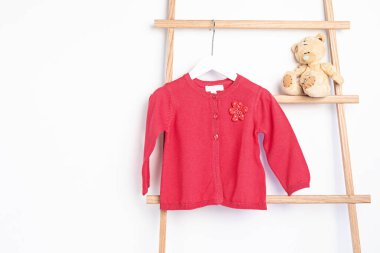 Askıda asılı şirin yeni doğan giysileri. Organik pamuk bebek giysisi modeli.