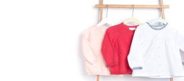 Askıda asılı şirin yeni doğan giysileri. Organik pamuk bebek giysisi modeli.