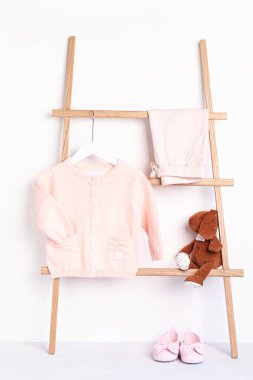 Askıda asılı şirin yeni doğan giysileri. Organik pamuk bebek giysisi modeli.