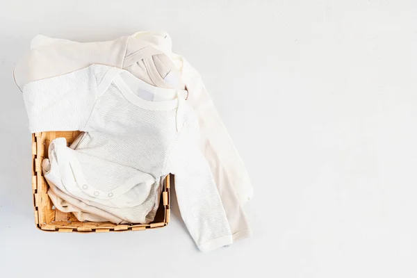可爱的新生儿衣服 有机棉布婴儿服装的模型 平躺在地上 俯瞰四周 — 图库照片