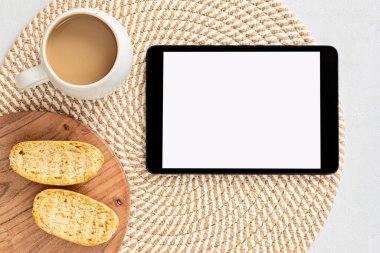 Organik renkli durağan, kahve fincanı ve not defteri ile biçimlendirilmiş minimal masaüstü modeli. Serbest çalışan, sosyal medya blogcusu konsepti. Düz konum, üst görünüm, kopyalama alanı.