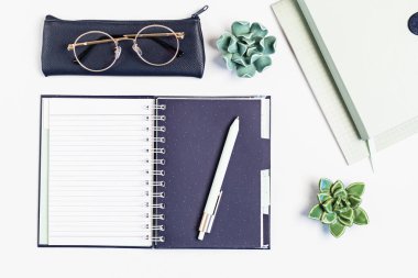 Organik renk sabitleyici ile biçimlendirilmiş minimal masaüstü modeli. Serbest çalışan, sosyal medya blogcusu konsepti. Düz konum, üst görünüm, kopyalama alanı.