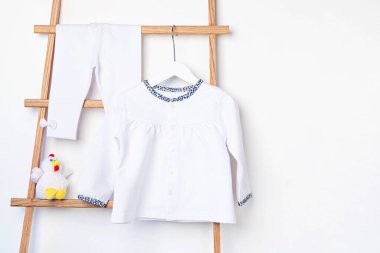 Askıda asılı şirin yeni doğan giysileri. Organik pamuk bebek giysisi modeli.