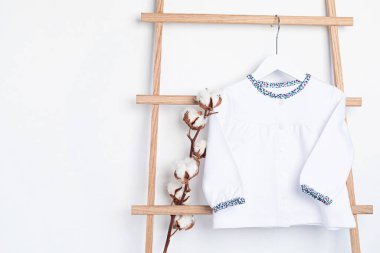 Askıda asılı şirin yeni doğan giysileri. Organik pamuk bebek giysisi modeli.