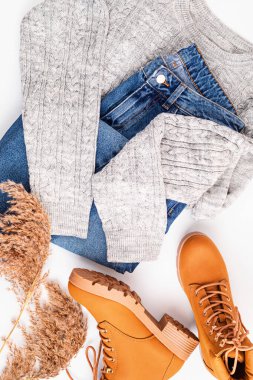 Soğuk hava için rahat ve sıcak kıyafetlerle yatıyordu. Rahat bir sonbahar, kışlık kıyafet alışverişi, satış, moda renk konsepti.