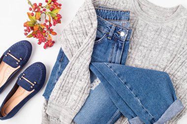 Soğuk hava için rahat ve sıcak kıyafetlerle yatıyordu. Rahat bir sonbahar, kışlık kıyafet alışverişi, satış, moda renk konsepti.