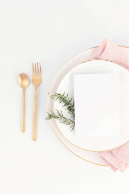 Noel kutlaması, düğün, altın çatal bıçak takımı ve porselen tabakla doğum günü masası. Boş kart maketi. Restoran menü şablonu. Düz yatış, üst görünüm