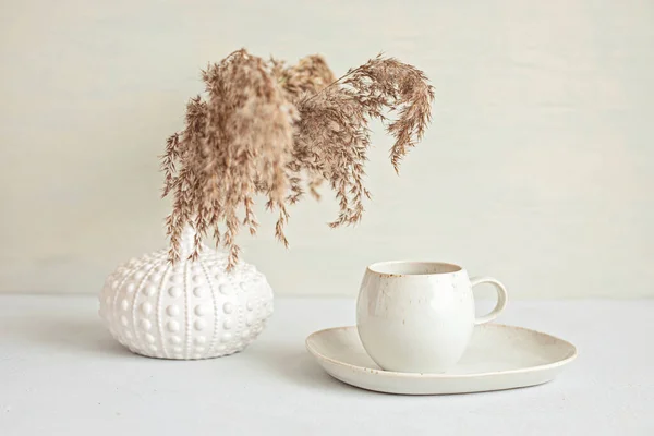 Стилизованный Макет Стола Органическим Цветом Чашки Кофе Вазы Сушеными Травами — стоковое фото