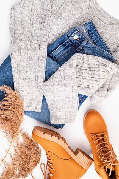 Soğuk hava için rahat ve sıcak kıyafetlerle yatıyordu. Rahat bir sonbahar, kışlık kıyafet alışverişi, satış, moda renk konsepti.