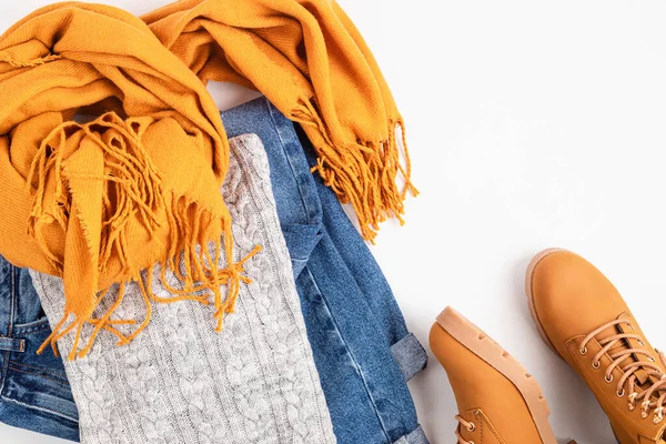 寒い天候のための快適な暖かい服とフラットレイアウト 快適な秋 冬の服のショッピング 流行の色のコンセプトでスタイル — ストック写真