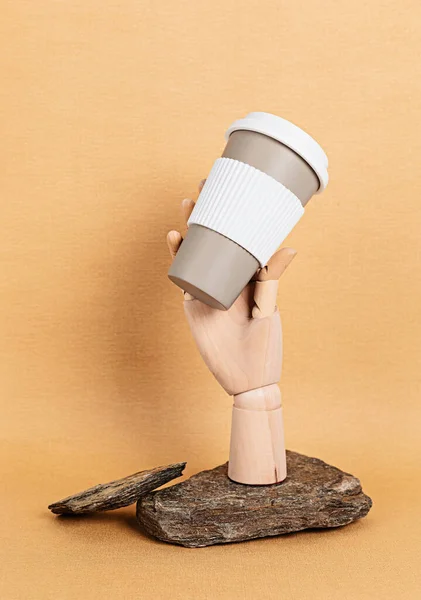 Holzschaufensterpuppe Hand Hält Mehrweg Kaffeebecher Ökologie Denken Lebensstil Ohne Abfall — Stockfoto