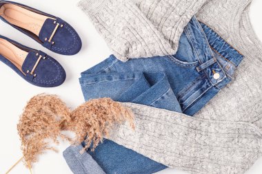 Soğuk hava için rahat ve sıcak kıyafetlerle yatıyordu. Rahat bir sonbahar, kışlık kıyafet alışverişi, satış, moda renk konsepti.