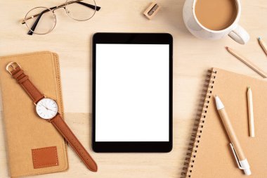 Organik renkli durağan, kahve fincanı ve not defteri ile biçimlendirilmiş minimal masaüstü modeli. Serbest çalışan, sosyal medya blogcusu konsepti. Düz konum, üst görünüm, kopyalama alanı.