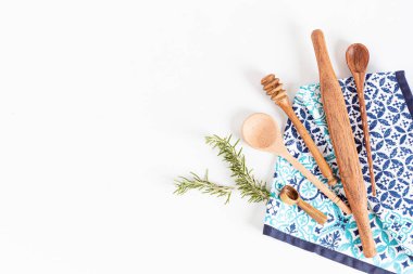 Geleneksel ahşap mutfak aletleri ve mutfak gereçleri. Ev yemeği, yemek tarifi taslağı. Üst görünüm, alanı kopyala