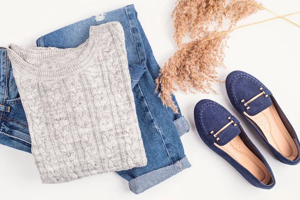 Soğuk hava için rahat ve sıcak kıyafetlerle yatıyordu. Rahat bir sonbahar, kışlık kıyafet alışverişi, satış, moda renk konsepti.