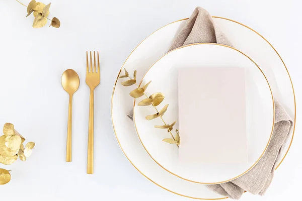Feestelijke Kerst Bruiloft Verjaardagstafel Met Gouden Bestek Porseleinen Bord Blanco — Stockfoto