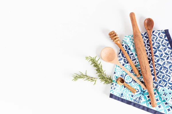 Geleneksel ahşap mutfak aletleri ve mutfak gereçleri. Ev yemeği, yemek tarifi taslağı. Üst görünüm, alanı kopyala