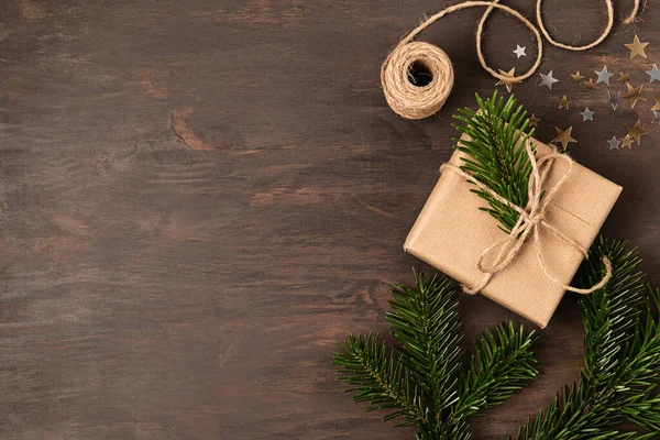 圣诞背景与手工制作的礼物包装 礼物在乡村木桌上 圣诞节或新年Diy包装 寒假零浪费装修的概念 可回收的纸 可持续的寿命 平面布局 顶视图 复制空间 — 图库照片