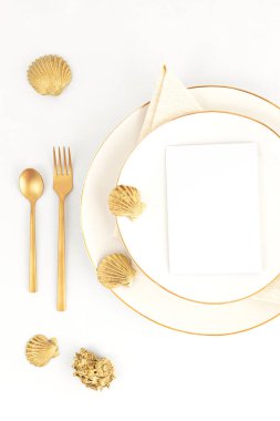 Noel kutlaması, düğün, altın çatal bıçak takımı ve porselen tabakla doğum günü masası. Boş kart maketi. Restoran menü şablonu. Düz yatış, üst görünüm