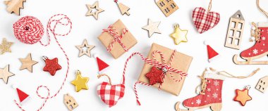 Noel için çevre dostu bir dekorasyon. El yapımı el yapımı kağıt ve sıfır atık süsü. Kış tatilleri, dikkatli hediyeler, sürdürülebilir yaşam tarzı konsepti.