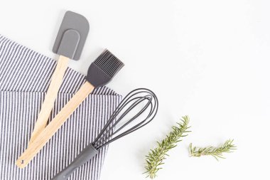 Geleneksel mutfak gereçleri ve mutfak gereçleri. Ev yemeği, yemek tarifi taslağı. Üst görünüm, alanı kopyala