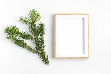 Noel için çevre dostu bir dekorasyon. Noel ağacı dalları ve ahşap çerçeveler. Kış tatili modeli, sürdürülebilir yaşam tarzı konsepti