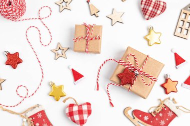 Noel için çevre dostu bir dekorasyon. El yapımı el yapımı kağıt ve sıfır atık süsü. Kış tatilleri, dikkatli hediyeler, sürdürülebilir yaşam tarzı konsepti.