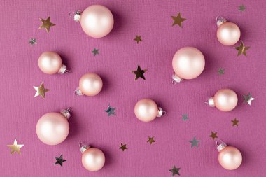 Kopya alanı ile pembe xmas süslemeleri ile Noel arkaplanı
