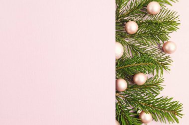 Noel arkaplanı Xmas ağaç dalları ve kopya alanlı süsler