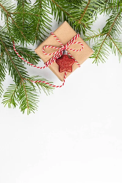 Екологічно Чисті Різдвяні Свята Прикраси Гілки Ялинки Подарунок Загорнуті Ремісничий — стокове фото