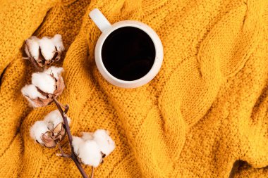 Sonbahar düz kompozisyonu. Sıcak süveter, kahve. Sonbahar, sonbahar, yavaş yaşam konsepti. Üst görünüm, alanı kopyala