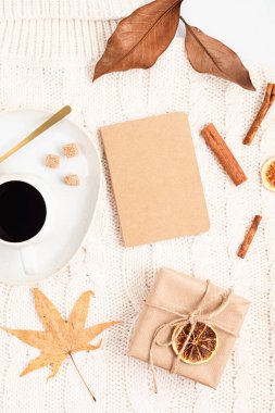 Sonbahar düz kompozisyonu. Sıcak süveter, kahve. Sonbahar, sonbahar, yavaş yaşam konsepti. Üst görünüm, alanı kopyala