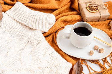 Sonbahar düz kompozisyonu. Sıcak süveter, kahve. Sonbahar, sonbahar, yavaş yaşam konsepti. Üst görünüm, alanı kopyala