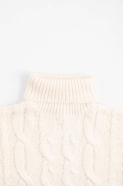 Sonbahar, düz kış kompozisyonu. Açık gri arka planda yün şapka. Sonbahar, rahatlık konsepti. Model, üst görünüm, kopyalama alanı, doku