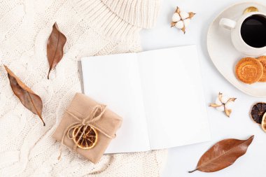 Sonbahar düz kompozisyonu. Sıcak süveter, kahve. Sonbahar, sonbahar, yavaş yaşam konsepti. Üst görünüm, alanı kopyala