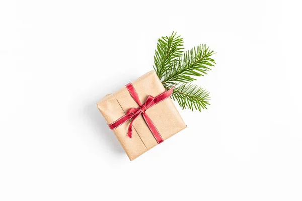 环保圣诞假期装饰 手工制作的纸制礼物和圣诞树枝条 可持续生活方式概念 — 图库照片