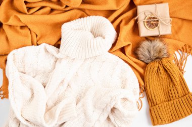 Sonbahar düz kompozisyonu. Sıcak süveter, atkı, şapka. Sonbahar, sonbahar, yavaş yaşam konsepti. Üst görünüm, alanı kopyala