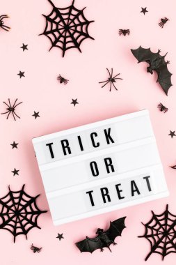 Cadılar Bayramı düz ışık kutusu, pembe arka planda 