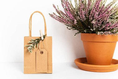 Kese kağıdıyla maket. Küçük işletme markaları, hediyeler, hediyeler için bir şablon. Boşluğu kopyala